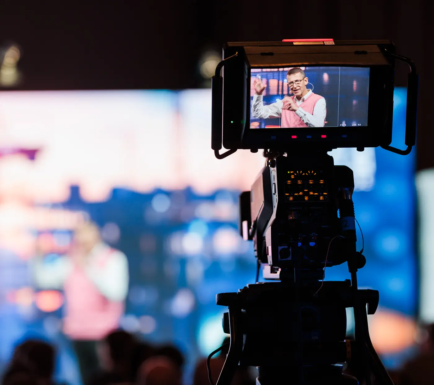 Steffen Ritter on stage, seen in the monitor of a TV camera