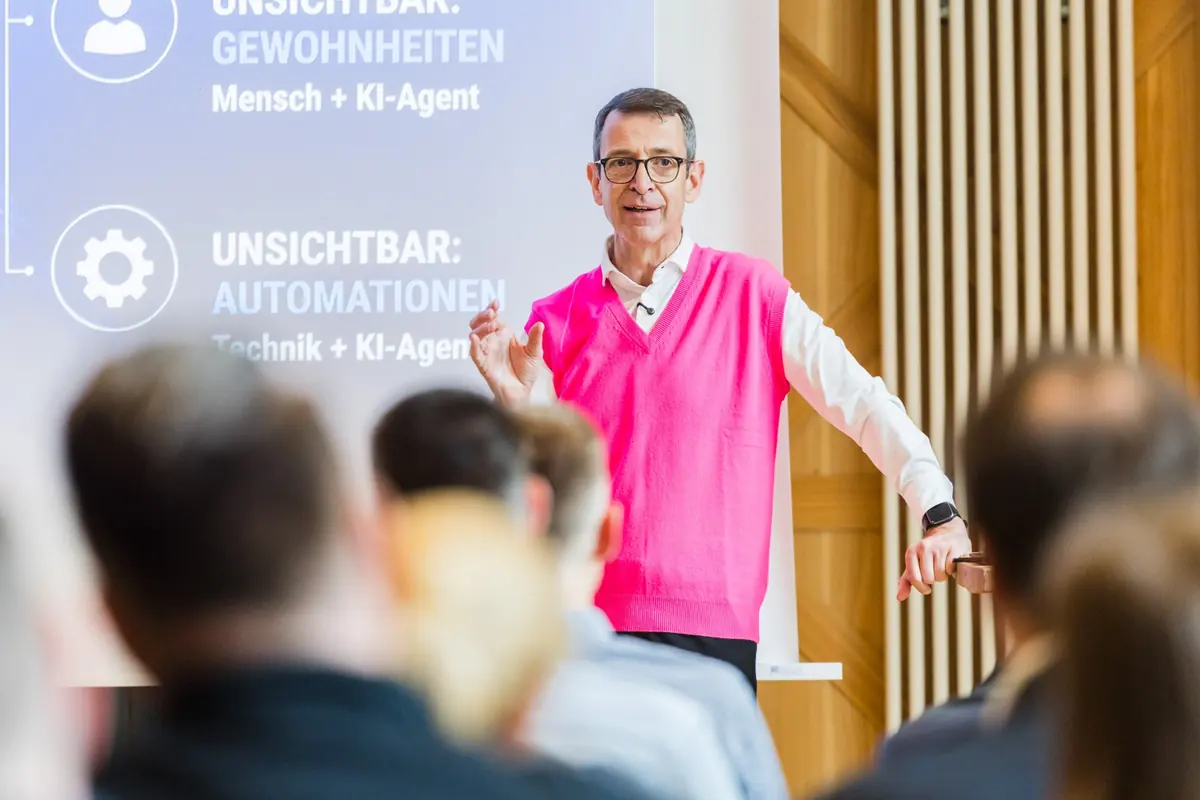 Steffen Ritter in front of a slide on AI agents