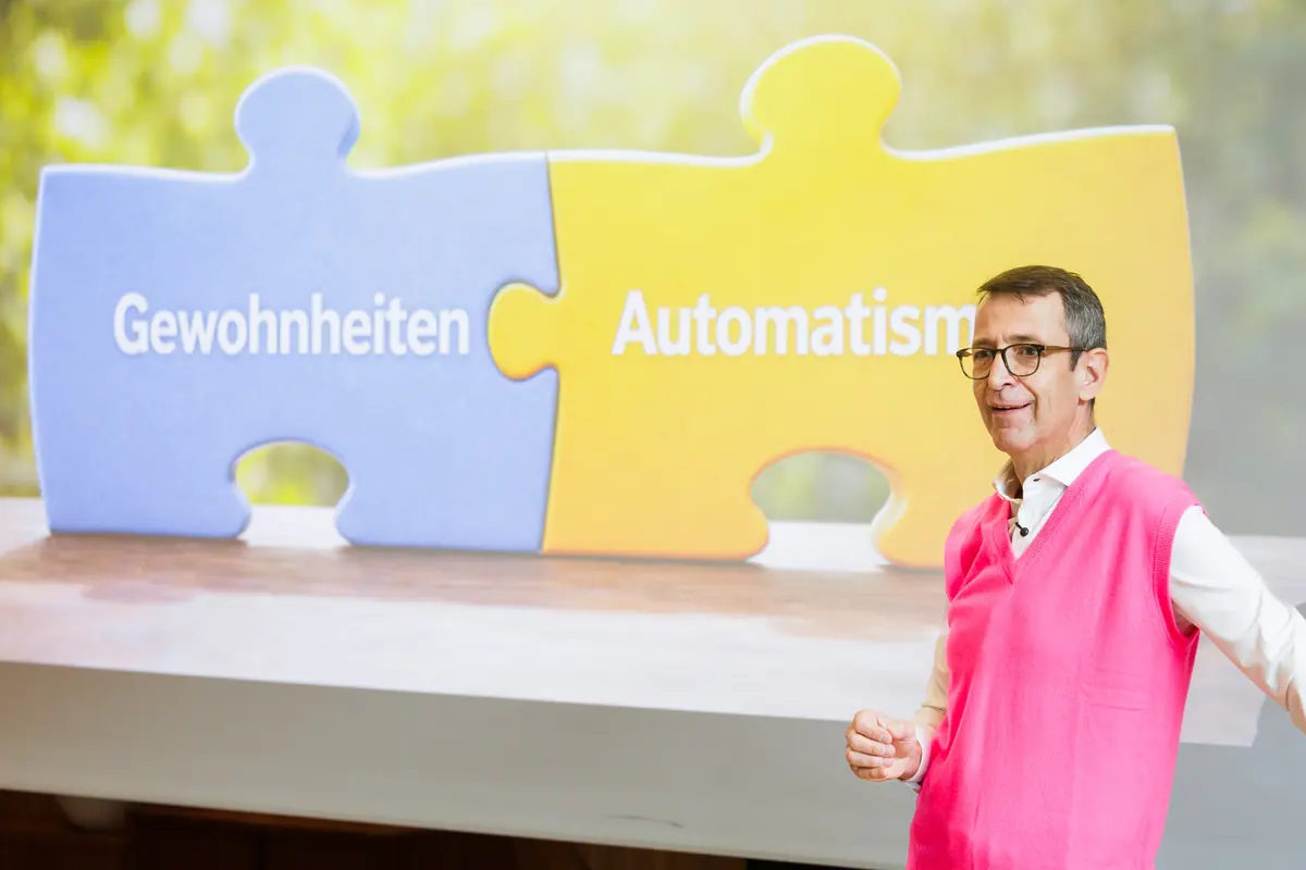 Steffen Ritter in front of a puzzle of habits and automatisms